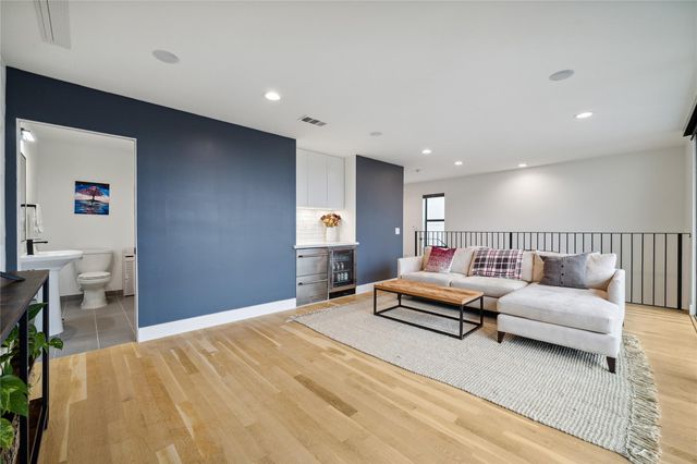 711 Memorial Heights Drive, Houston, TX 77007