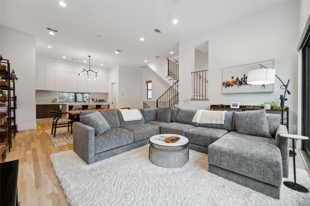 711 Memorial Heights Drive, Houston, TX 77007