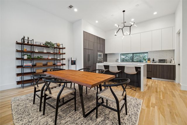 711 Memorial Heights Drive, Houston, TX 77007