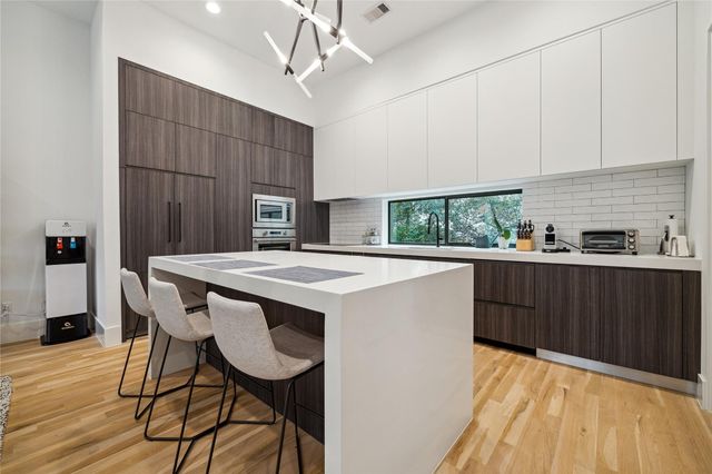 711 Memorial Heights Drive, Houston, TX 77007