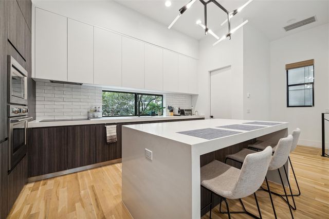 711 Memorial Heights Drive, Houston, TX 77007