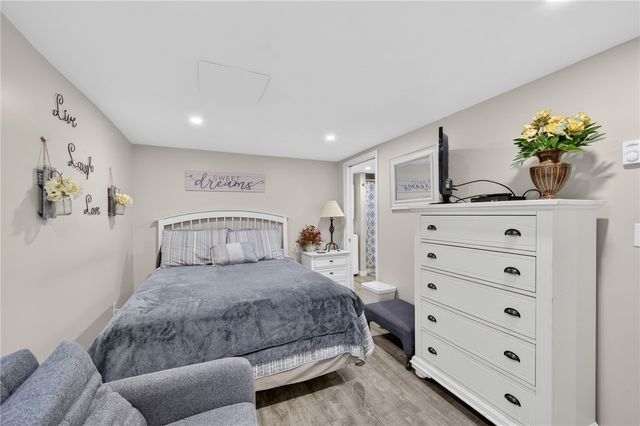 22 Connecticut Avenue, Middletown, RI 02842