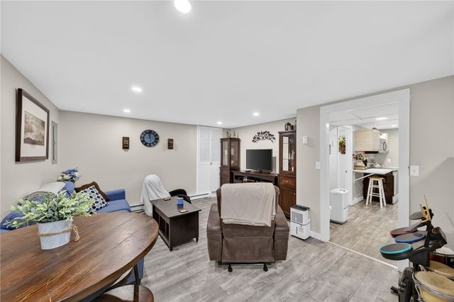 22 Connecticut Avenue, Middletown, RI 02842