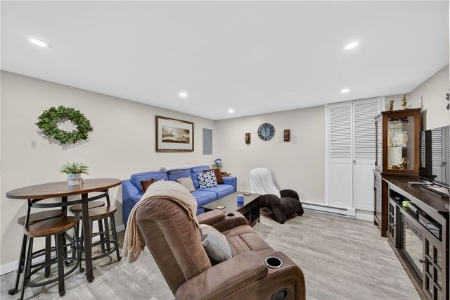 22 Connecticut Avenue, Middletown, RI 02842