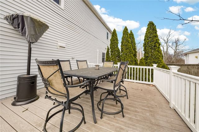 22 Connecticut Avenue, Middletown, RI 02842
