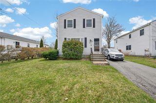 22 Connecticut Avenue, Middletown, RI 02842