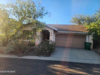 8141 N Streamside Avenue, Tucson, AZ 85741