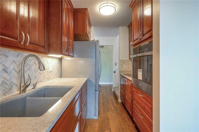 6606 Earnshaw Street, Shawnee, KS 66216