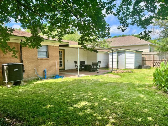 2218 19th Avenue N, Texas City, TX 77590