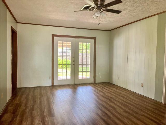 2218 19th Avenue N, Texas City, TX 77590