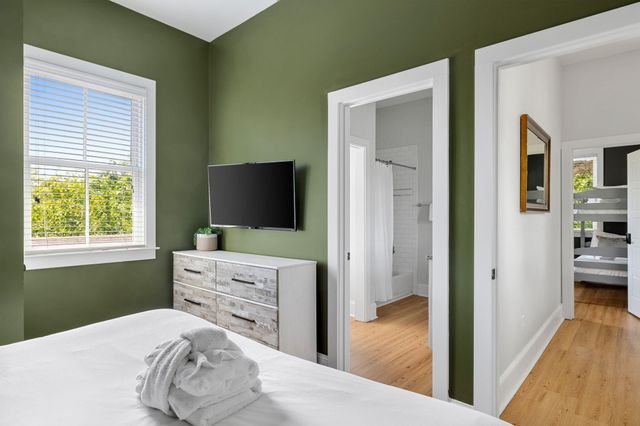 162 Spring Street E, Charleston, SC 29403