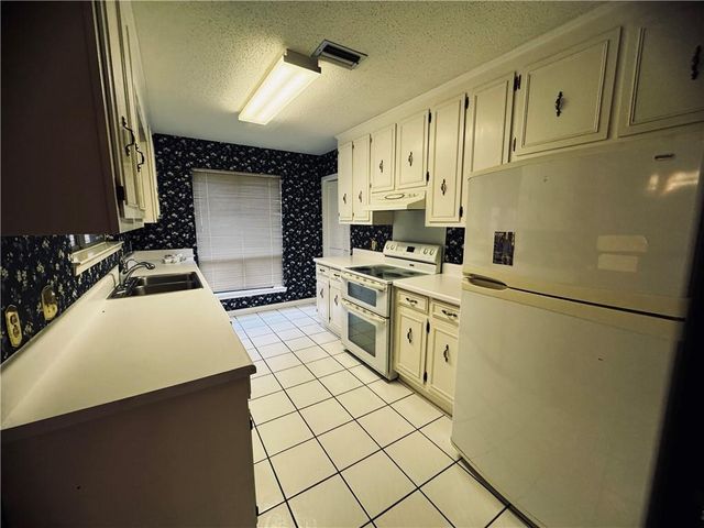 8 Cobblestone Way W, Mobile, AL 36608