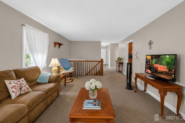10 Remington Drive, Edison, NJ 08820