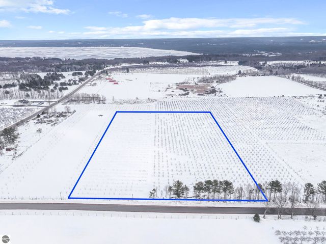 12139 Chippewa Trail, Rapid City, MI 49676