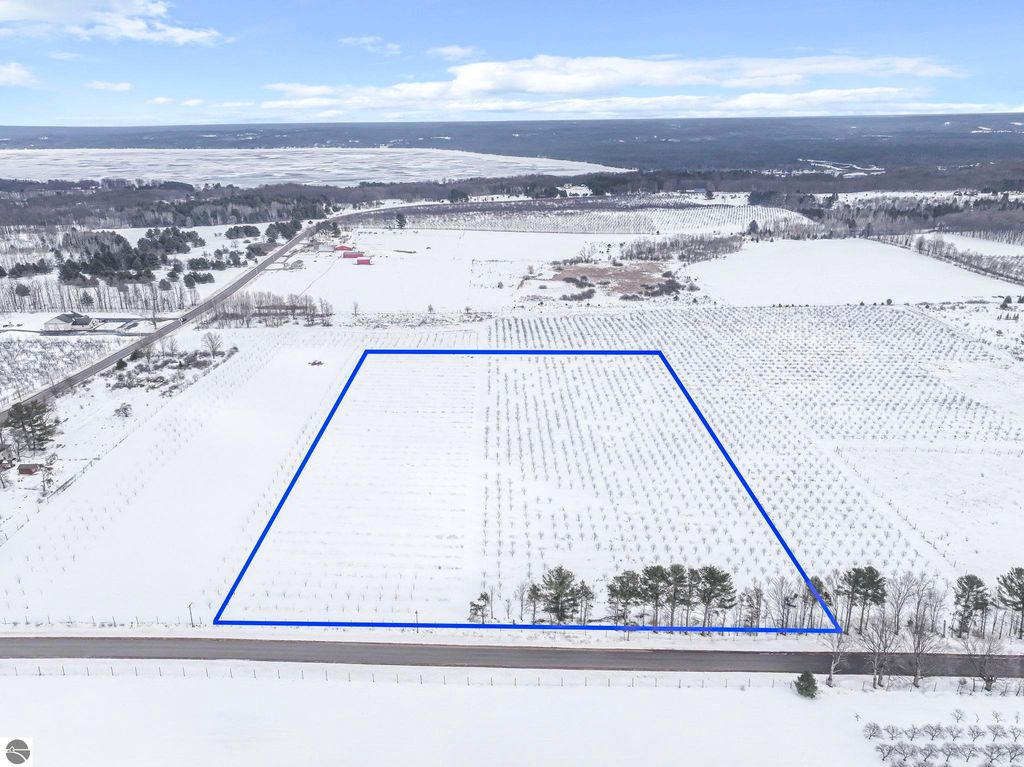 Image 12 of property listing at 12139 Chippewa Trail, Rapid City, MI 49676