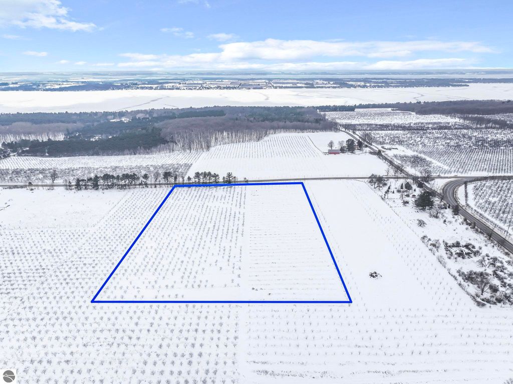 Image 2 of property listing at 12139 Chippewa Trail, Rapid City, MI 49676