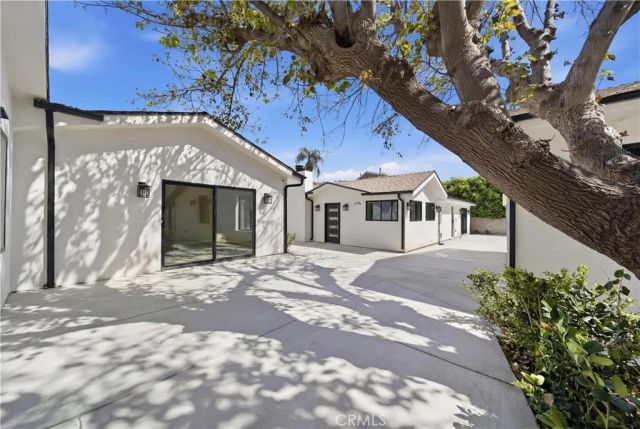 8542 De Celis Pl, North Hills, CA 91343