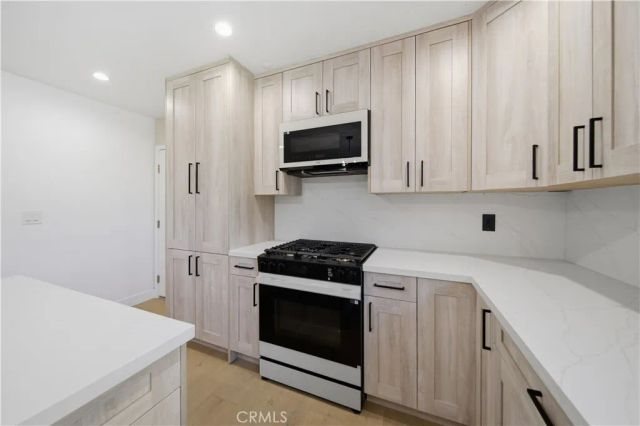 8542 De Celis Pl, North Hills, CA 91343