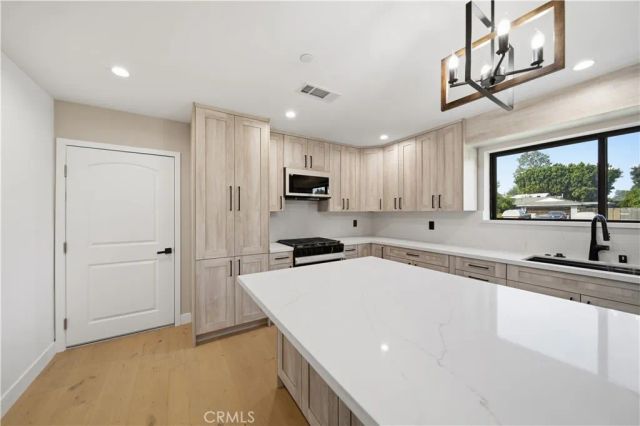 8542 De Celis Pl, North Hills, CA 91343