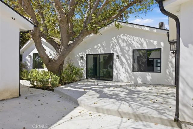 8542 De Celis Pl, North Hills, CA 91343