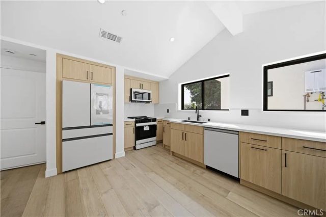 8542 De Celis Pl, North Hills, CA 91343