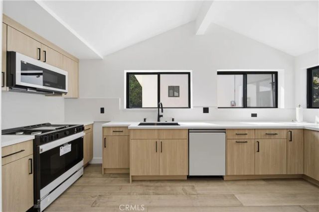 8542 De Celis Pl, North Hills, CA 91343