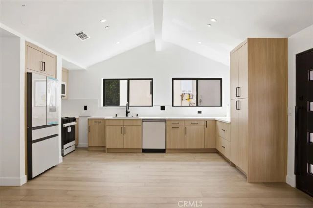 8542 De Celis Pl, North Hills, CA 91343