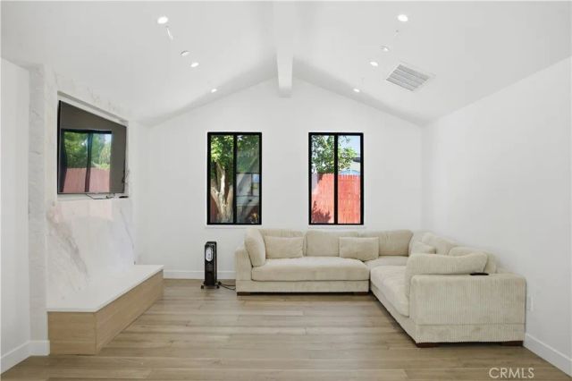 8542 De Celis Pl, North Hills, CA 91343