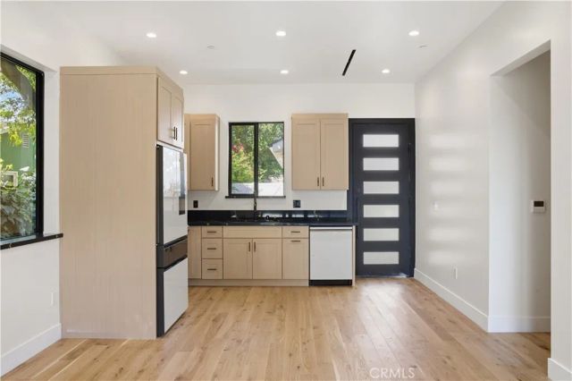 8542 De Celis Pl, North Hills, CA 91343