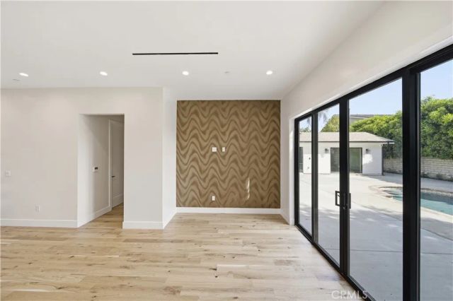 8542 De Celis Pl, North Hills, CA 91343