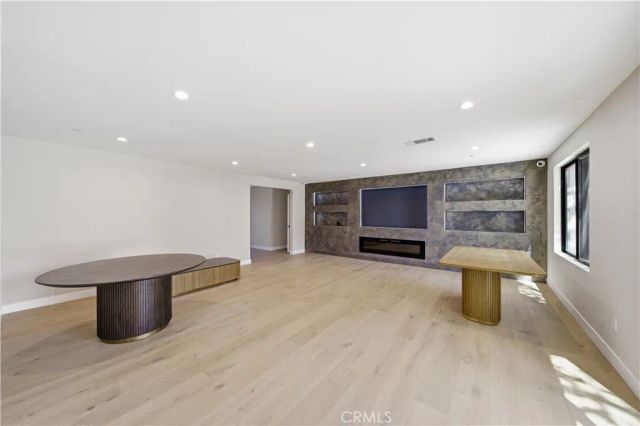 8542 De Celis Pl, North Hills, CA 91343