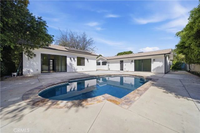 8542 De Celis Pl, North Hills, CA 91343