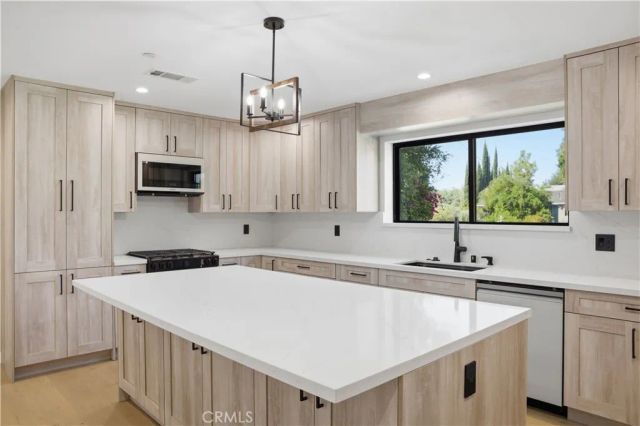 8542 De Celis Pl, North Hills, CA 91343