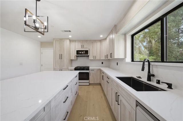 8542 De Celis Pl, North Hills, CA 91343