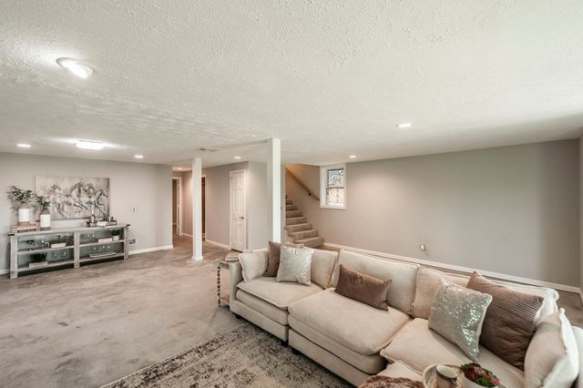 6040 New Cut Rd, Greenbrier, TN 37073