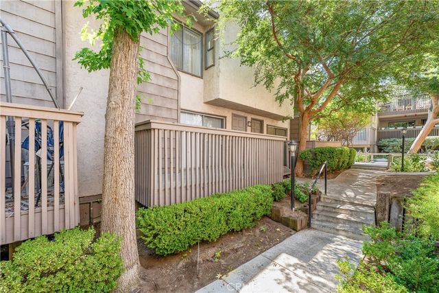 18316 Hatteras 20, Tarzana, CA 91356