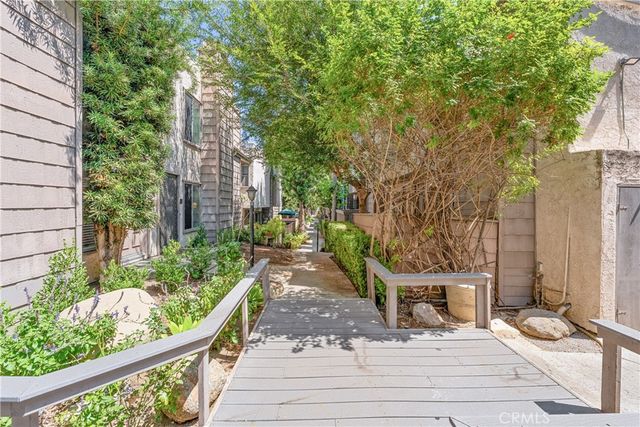 18316 Hatteras 20, Tarzana, CA 91356