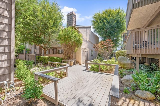 18316 Hatteras 20, Tarzana, CA 91356