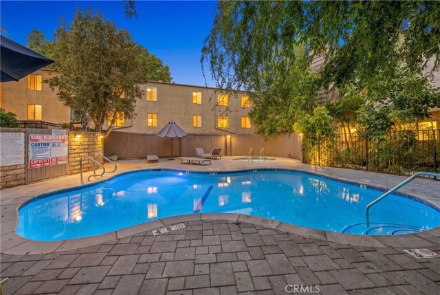 18316 Hatteras 20, Tarzana, CA 91356