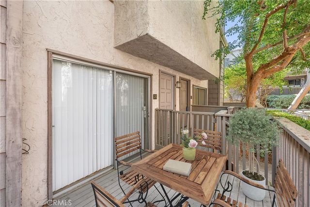 18316 Hatteras 20, Tarzana, CA 91356