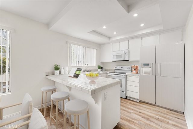 18316 Hatteras 20, Tarzana, CA 91356