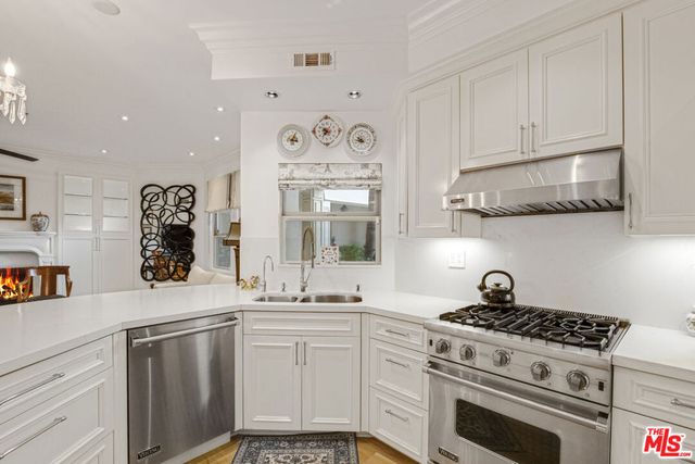 850 N Croft Avenue 103, West Hollywood, CA 90069