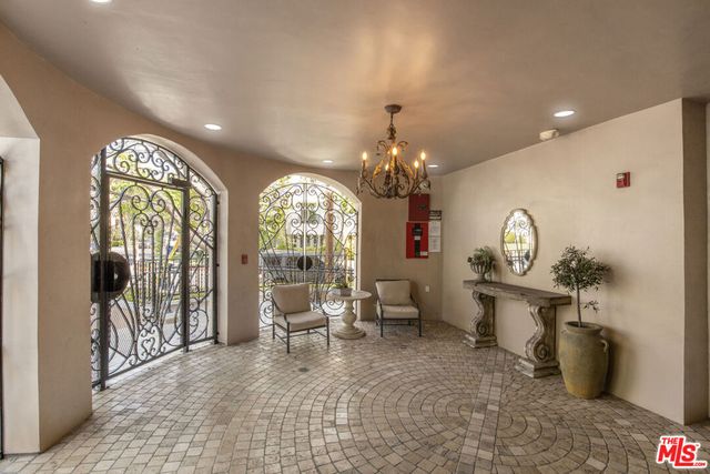 850 N Croft Avenue 103, West Hollywood, CA 90069