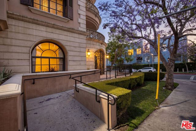 850 N Croft Avenue 103, West Hollywood, CA 90069