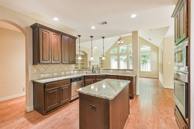 6 Little Falls Place, Tomball, TX 77375