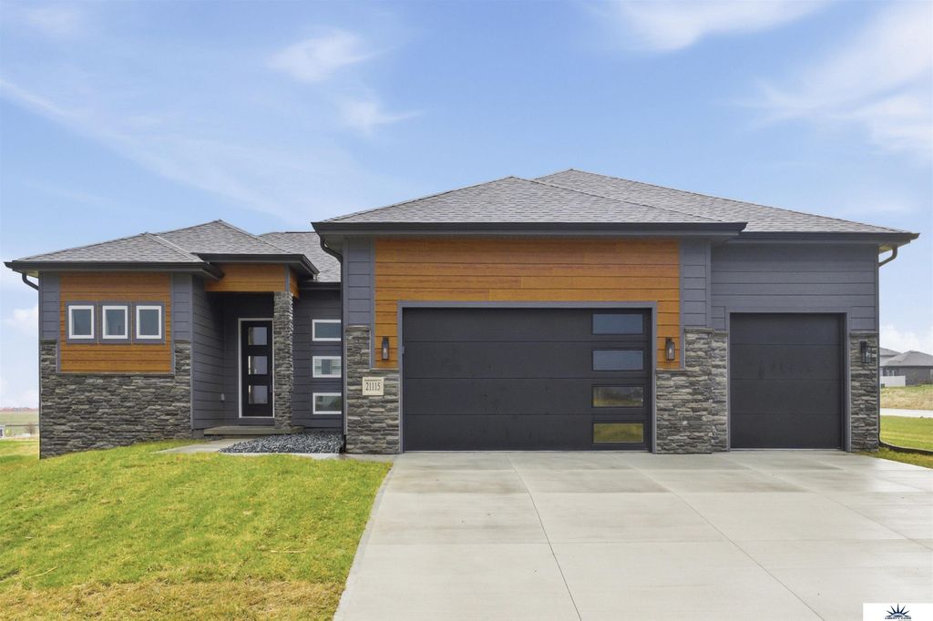 21115 Alex Avenue, Elkhorn, NE 68022