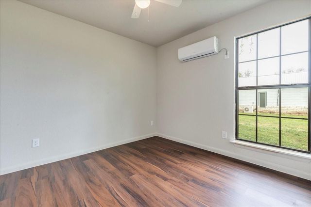 112 Gazley ST, Smithville, TX 78957