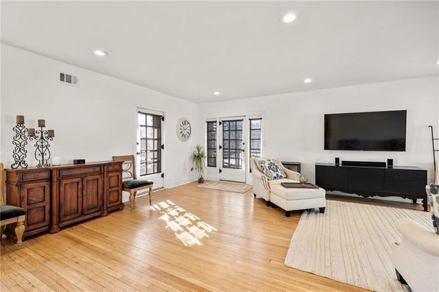 820 E 85th Street, Kansas City, MO 64131