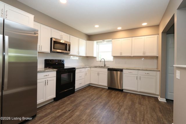 6810 Village Green Blvd, Pewee Valley, KY 40056