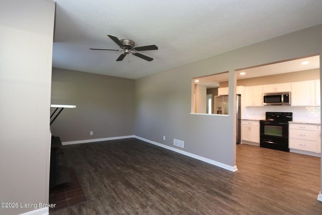 6810 Village Green Blvd, Pewee Valley, KY 40056